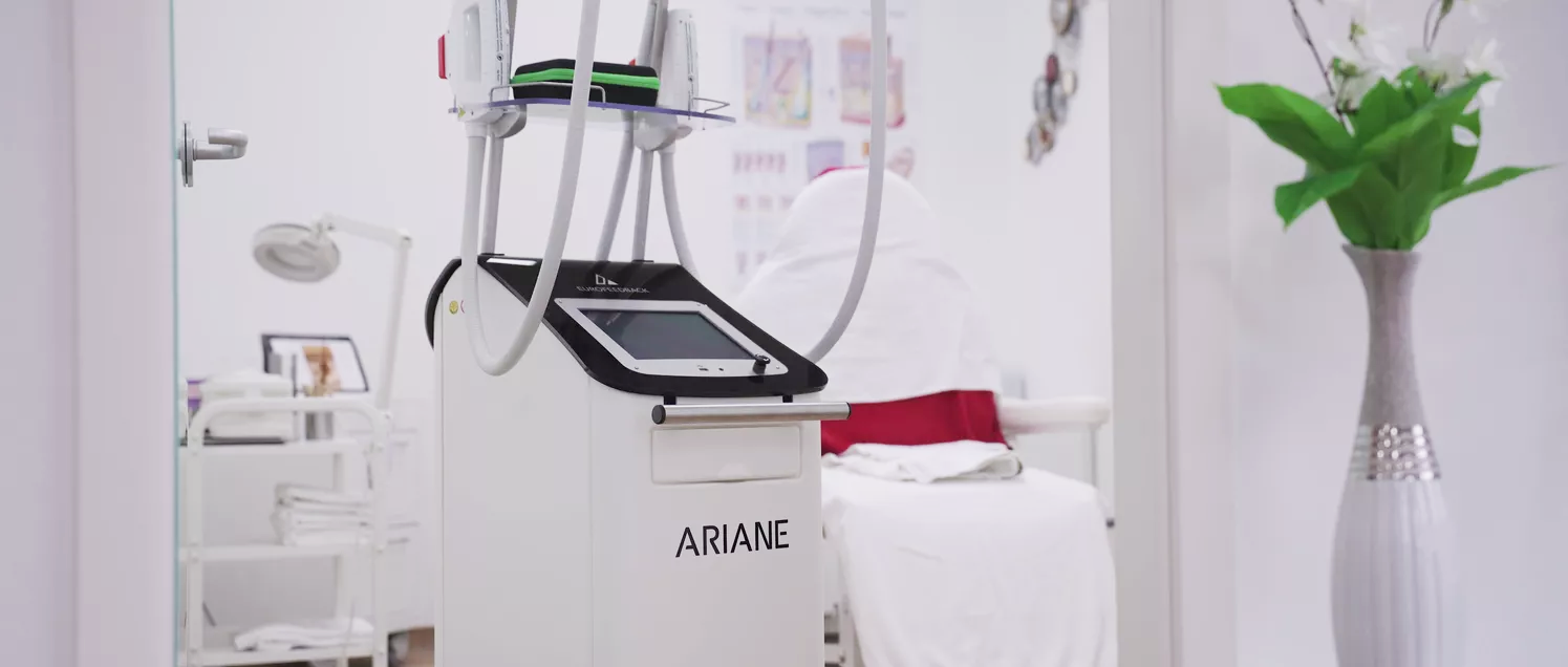 Eine Maschine steht in einer Praxis in der offenen Tür eines Behandlungszimmers.